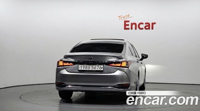 Lexus ES 2021 — photo 4