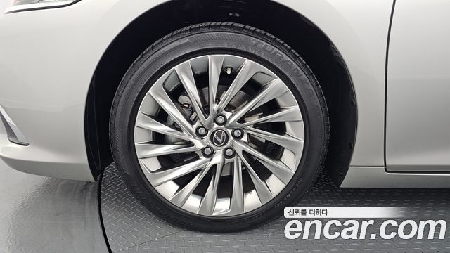 Lexus ES 2021 — photo 5