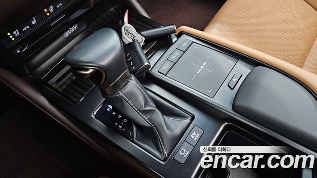 Lexus ES 2021 — photo 9