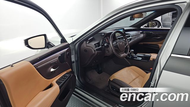 Lexus ES 2021 — photo 10