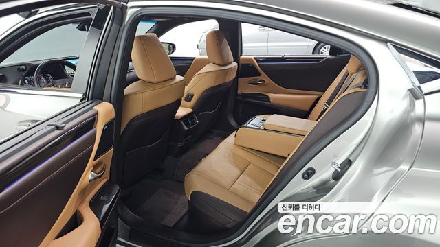 Lexus ES 2021 — photo 11