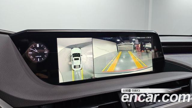 Lexus ES 2021 — photo 13