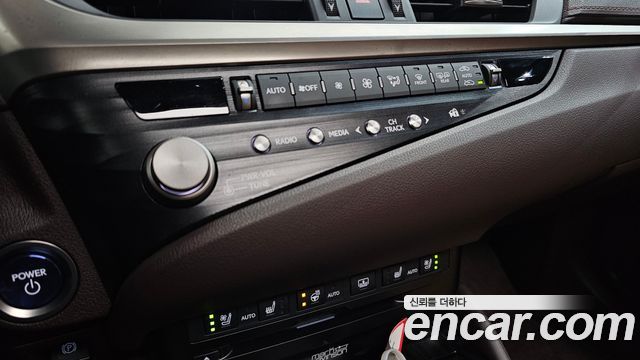 Lexus ES 2021 — photo 14