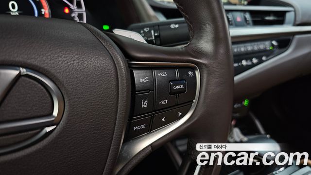 Lexus ES 2021 — photo 15