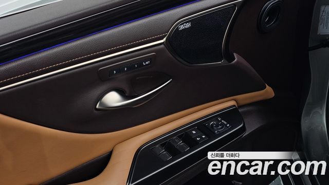 Lexus ES 2021 — photo 16