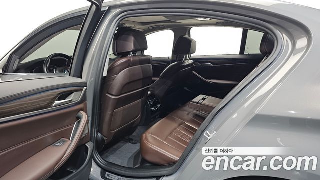 BMW 5-Series 2021 — photo 11