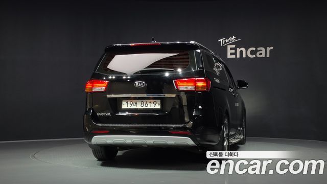 Kia Canival 2018 — photo 4