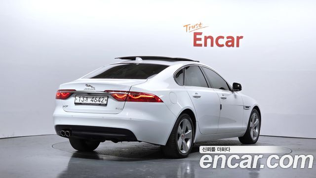 Jaguar XF 2018 — photo 2