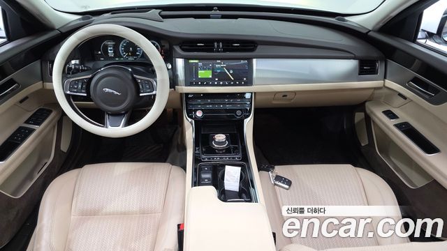 Jaguar XF 2018 — photo 10