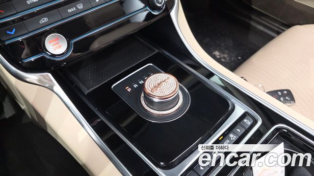Jaguar XF 2018 — photo 12