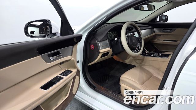 Jaguar XF 2018 — photo 13
