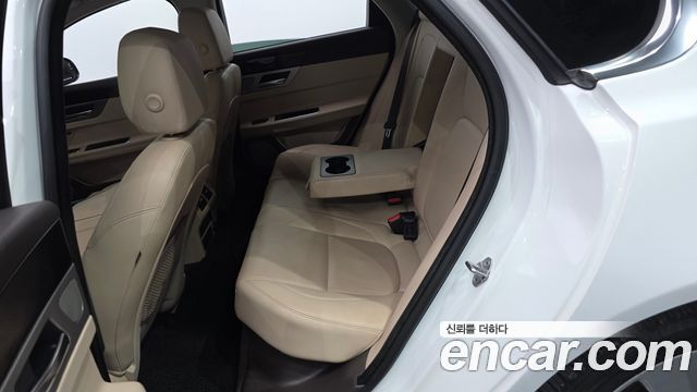 Jaguar XF 2018 — photo 18