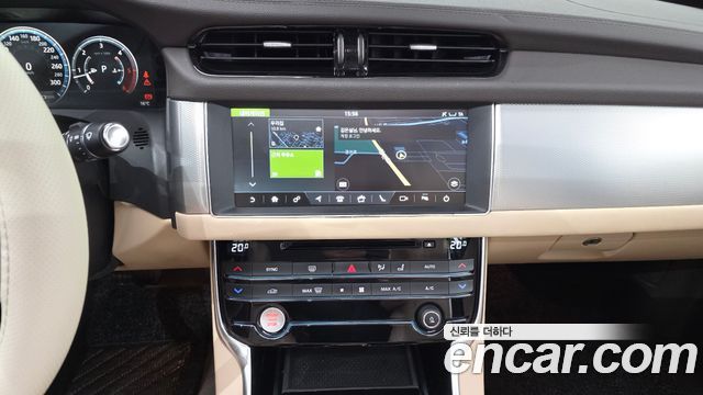 Jaguar XF 2018 — photo 19