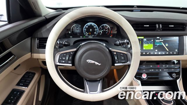 Jaguar XF 2018 — photo 21