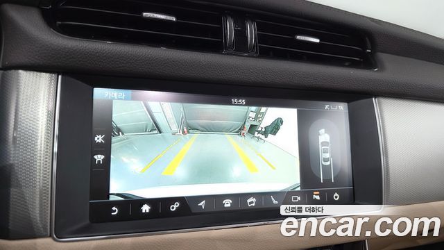 Jaguar XF 2018 — photo 22