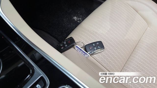 Jaguar XF 2018 — photo 23