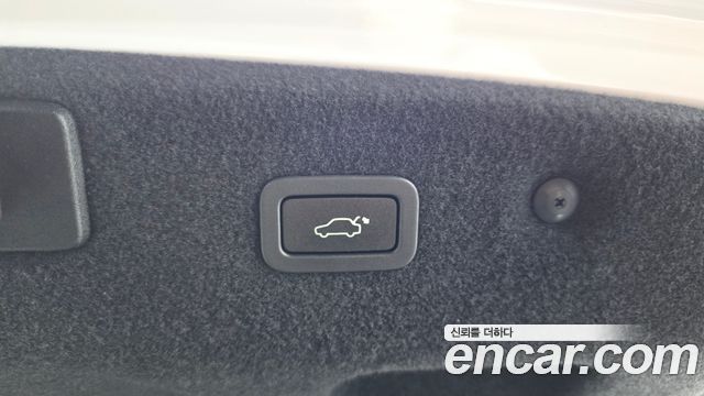 Jaguar XF 2018 — photo 24