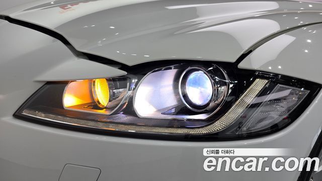 Jaguar XF 2018 — photo 8