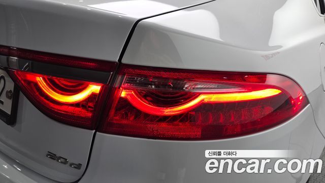 Jaguar XF 2018 — photo 9