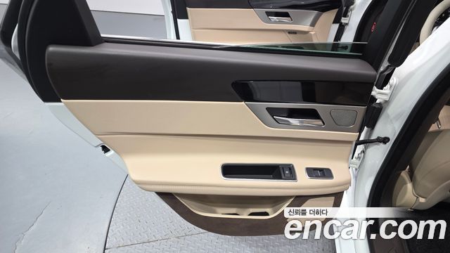 Jaguar XF 2018 — photo 15