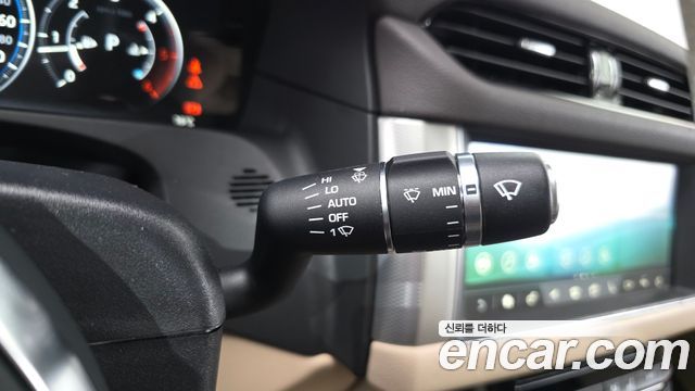 Jaguar XF 2018 — photo 28
