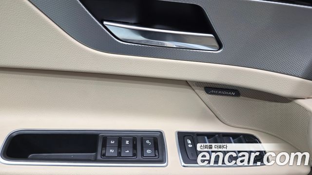 Jaguar XF 2018 — photo 30