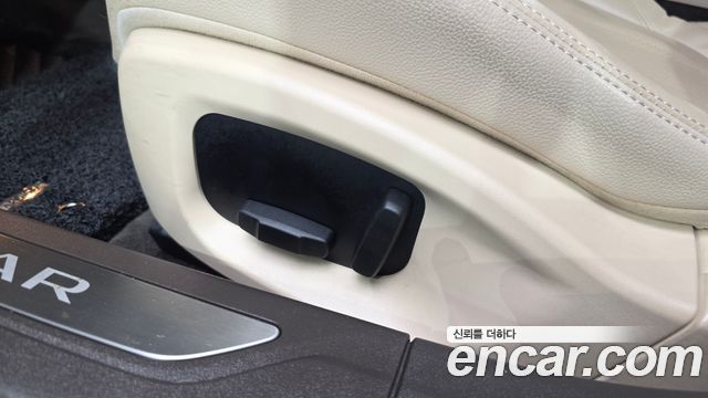 Jaguar XF 2018 — photo 31
