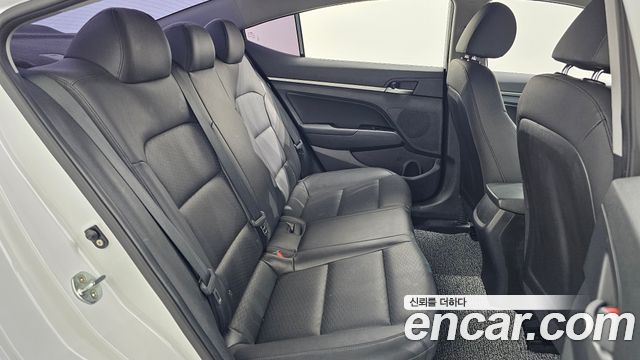 Hyundai AVANTE 2019 — photo 18