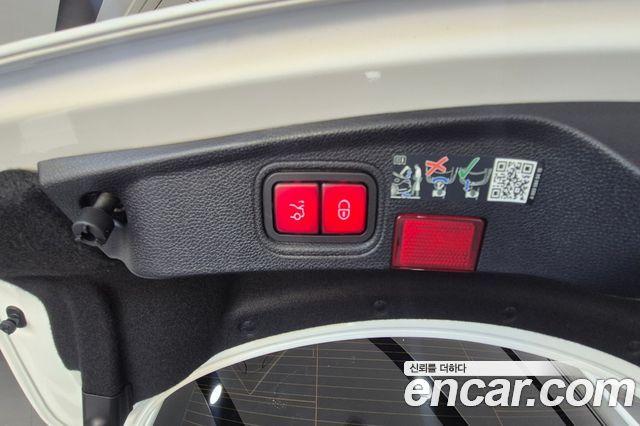 Mercedes-Benz C-Class 2023 — photo 18