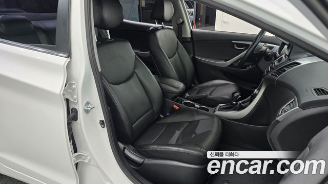 Hyundai AVANTE 2014 — photo 18