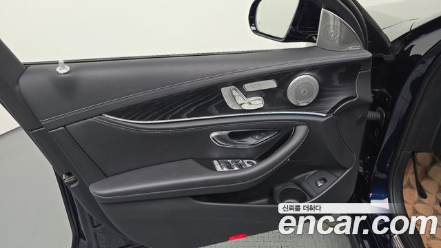 Mercedes-Benz E-Class 2021 — photo 14