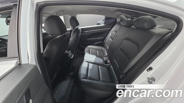 Hyundai AVANTE 2018 — photo 18
