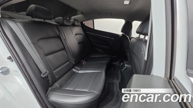 Hyundai AVANTE 2018 — photo 19