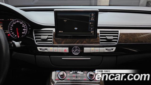 Audi A8 2014 — photo 17