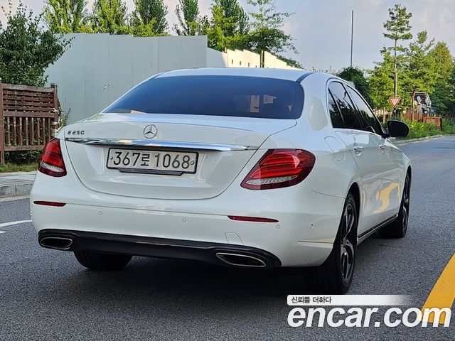 Mercedes-Benz E-Class 2020 — photo 4