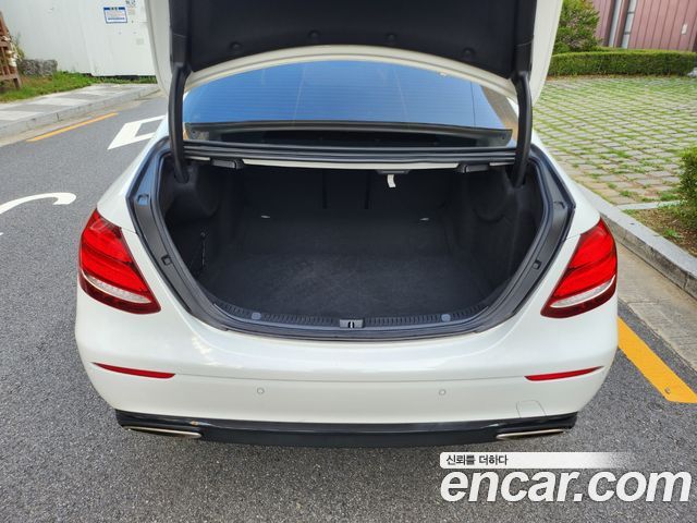 Mercedes-Benz E-Class 2020 — photo 17