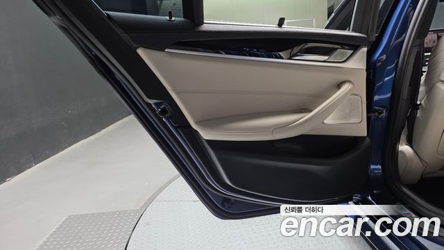 BMW 5-Series 2022 — photo 15