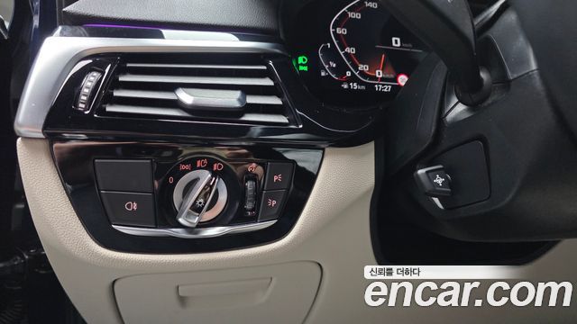 BMW 5-Series 2022 — photo 27