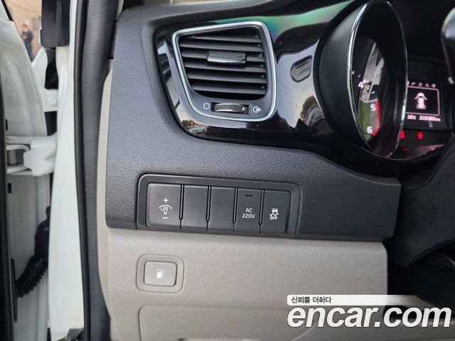 Kia Canival 2016 — photo 18