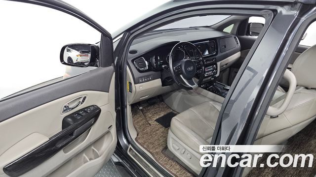 Kia Canival 2016 — photo 11