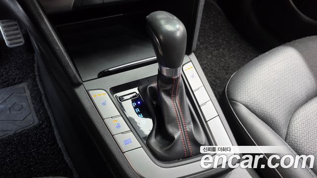 Hyundai AVANTE 2017 — photo 12