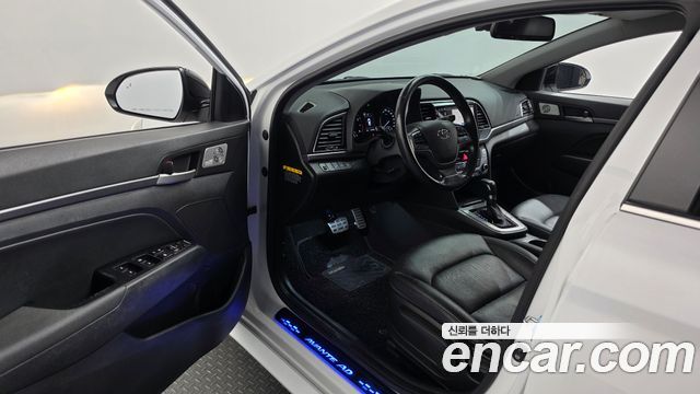 Hyundai AVANTE 2017 — photo 13