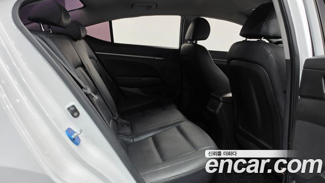 Hyundai AVANTE 2017 — photo 17