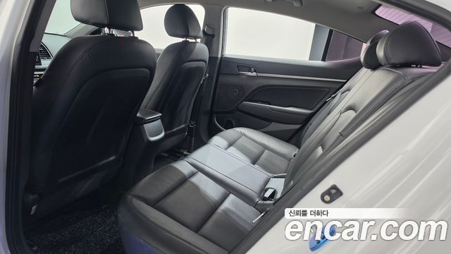 Hyundai AVANTE 2017 — photo 24