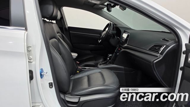 Hyundai AVANTE 2017 — photo 16