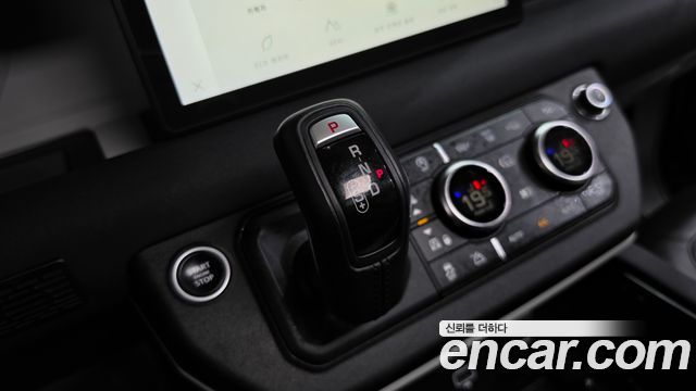 Land Rover Defender 2022 — photo 12