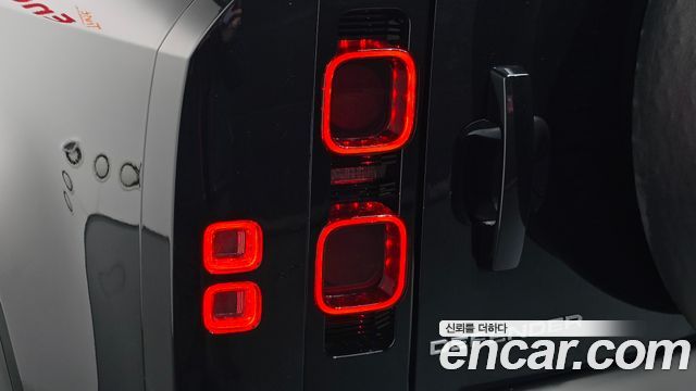 Land Rover Defender 2022 — photo 9