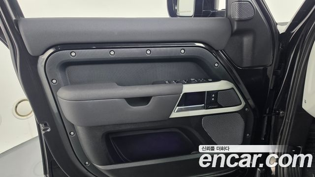Land Rover Defender 2022 — photo 14