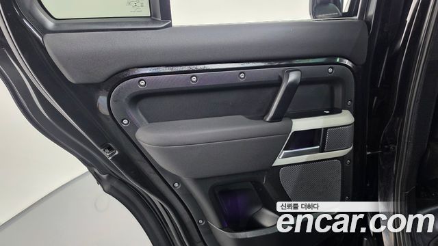 Land Rover Defender 2022 — photo 15