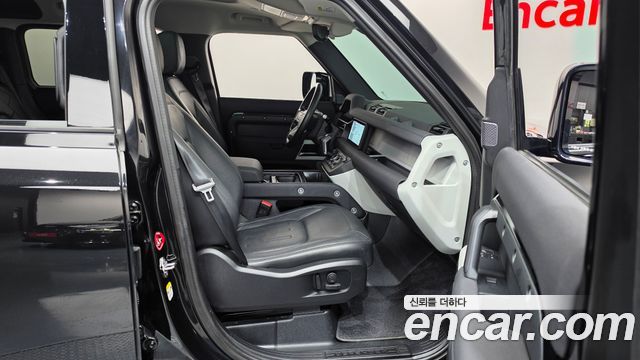 Land Rover Defender 2022 — photo 16
